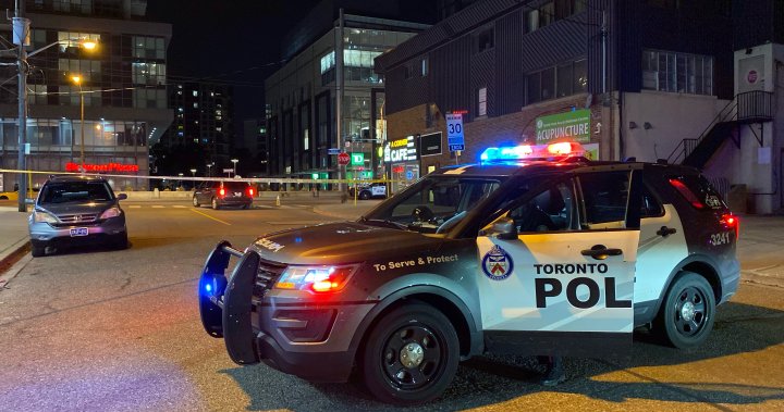 Полицейската служба на Торонто казва че полицай е бил ранен