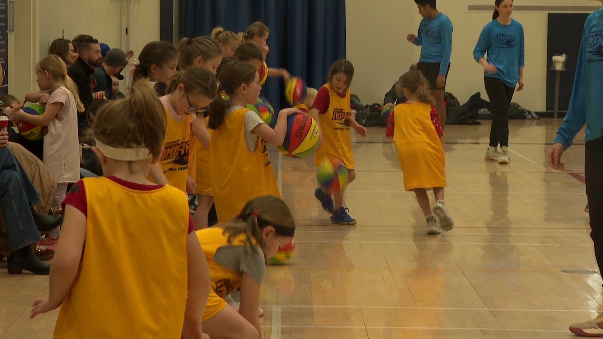 Баскетболът в Кингстън преживява наелектризиращ скок белязан от поредица от