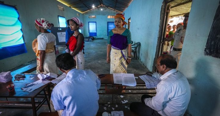 Милиони индийци започнаха да гласуват в петък на шестседмични избори
