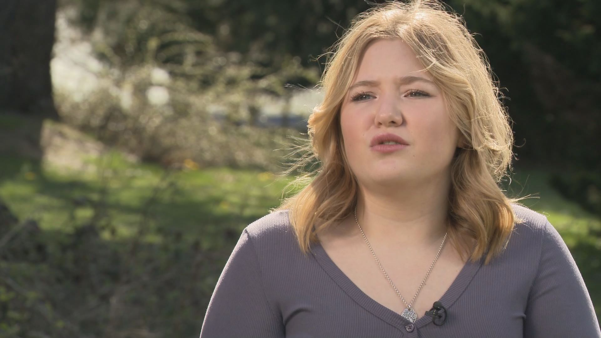 Млад пр н е момиче споделя своята история за загуба и скръб