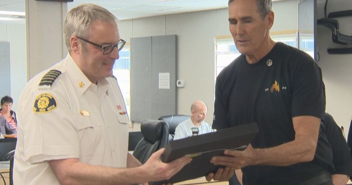 Шефът на пожарната в Западен Келоуна Джейсън Бролунд получи признание за работа по време на опустошителния горски пожар