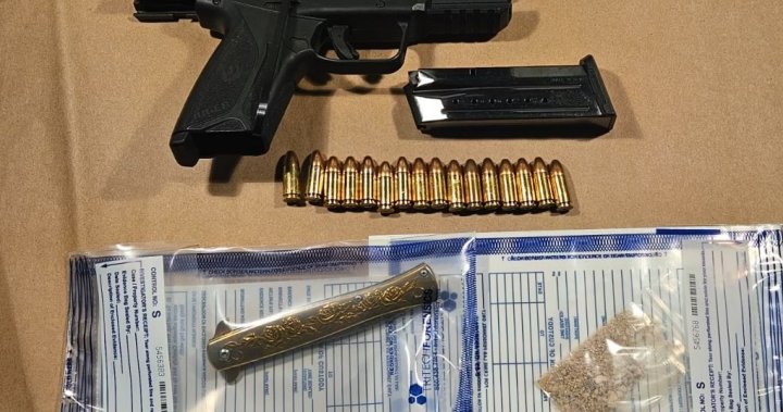 Полицията в Линдзи конфискува заредено оръжие и наркотици, след като мъж беше открит да спи в превозно средство