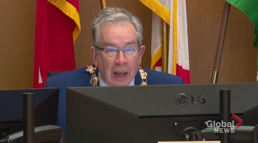 Кметът на Питърбъро Онтарио се извини в понеделник че е