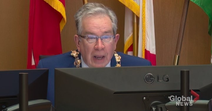 Кметът на Питърбъро Онтарио се извини в понеделник че е
