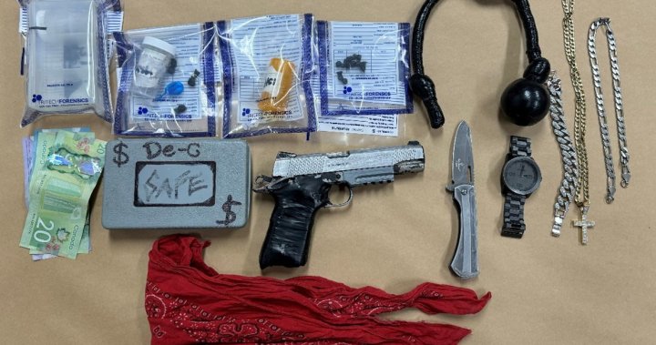 3-ма арестувани след откриване на наркотици, оръжия и открит алкохол в кола: полицията на първите нации в Манитоба
