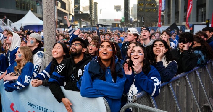 Изскачащи прозорци и „измервател на страстта“: Какво е новото тази година като Leafs, Bruins се борят