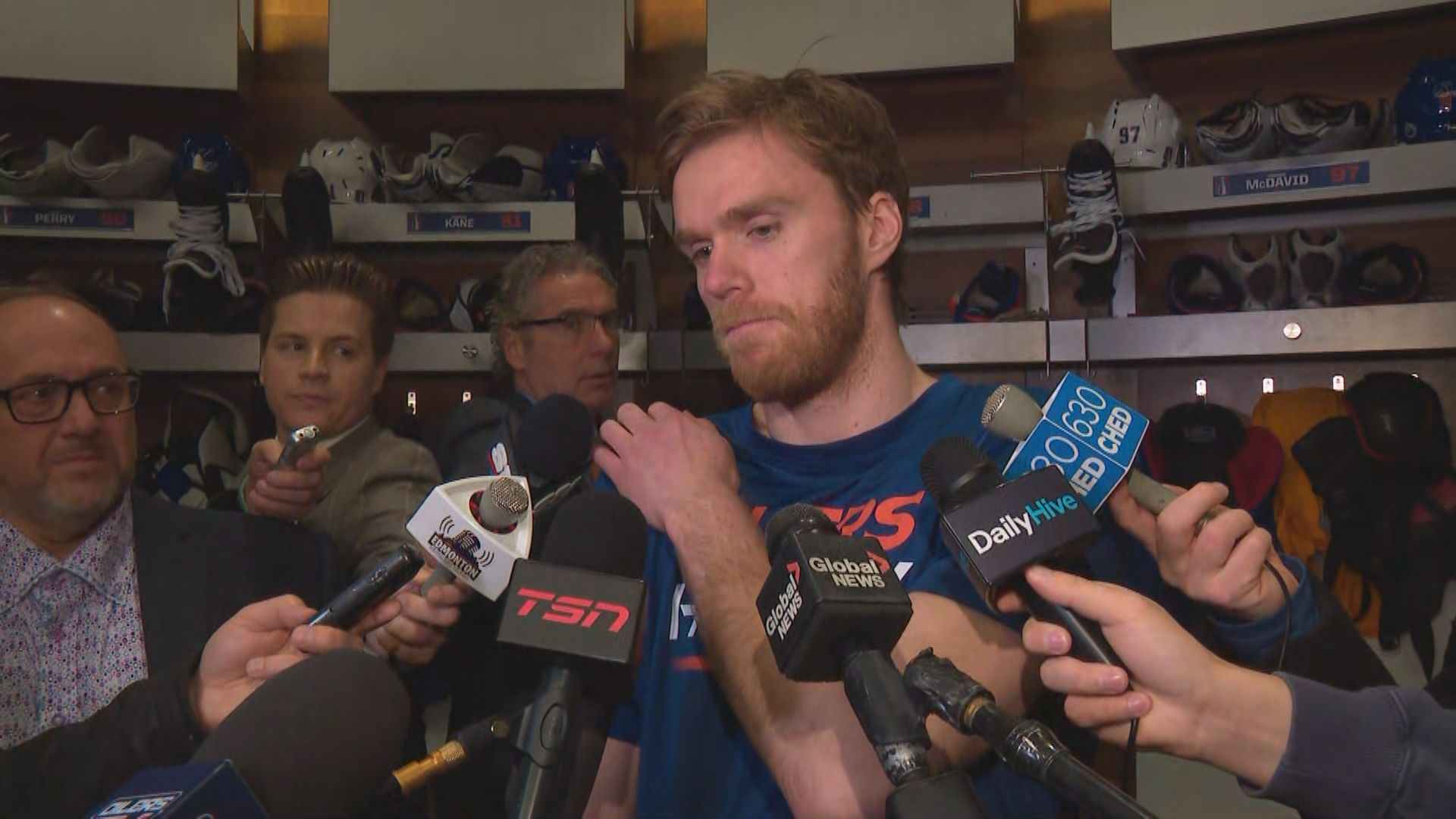 Часове преди шайбата да падне в Роджърс Плейс за мач