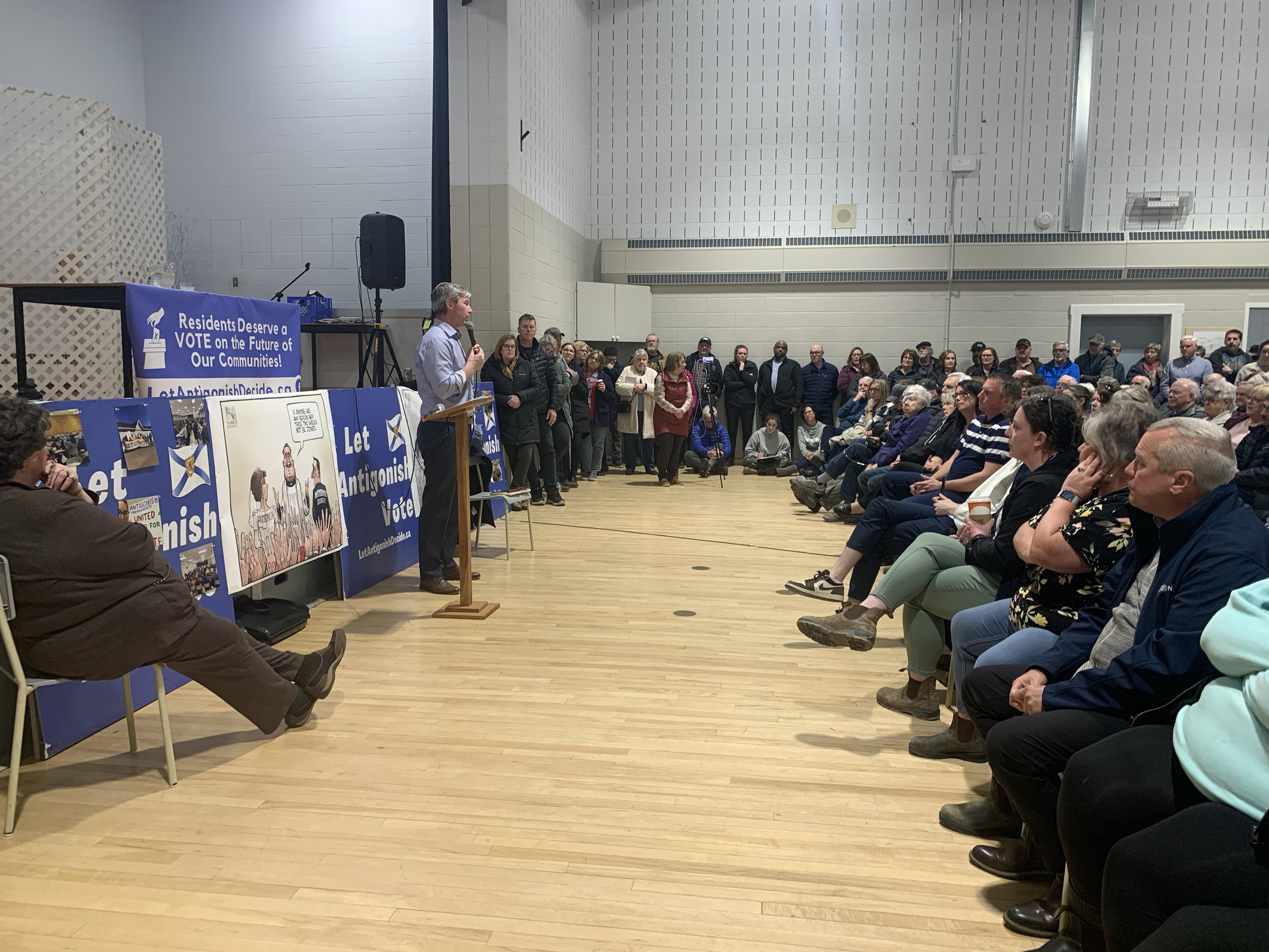 Премиерът на Нова Скотия Тим Хюстън се изправи срещу опозиция