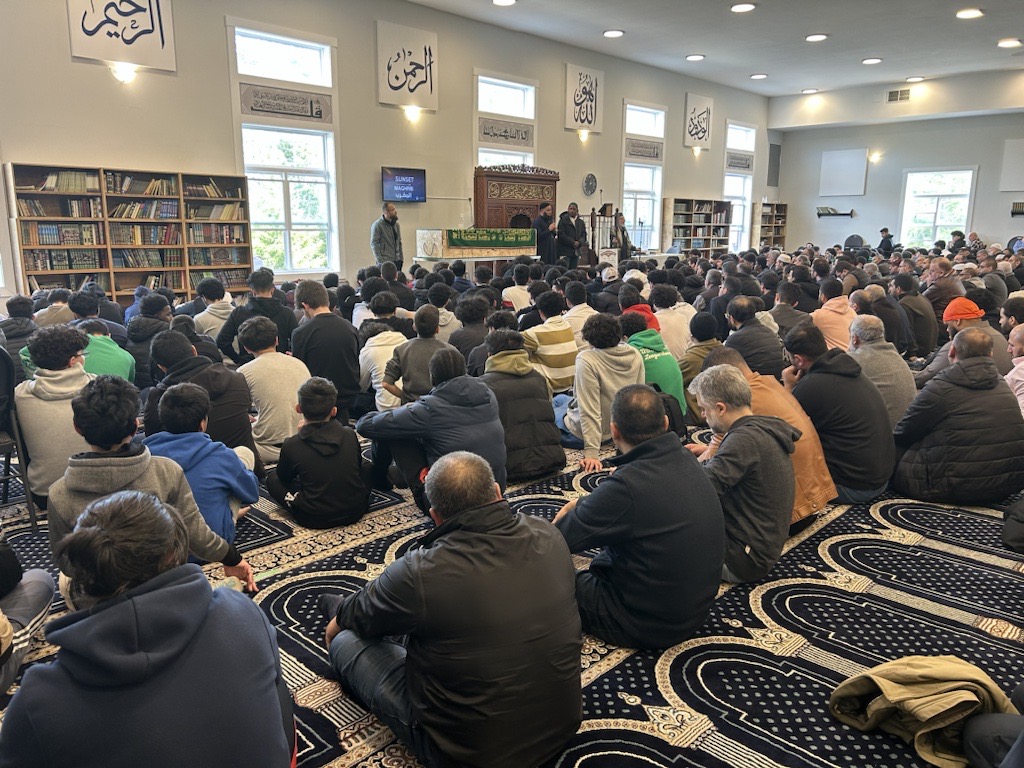 Стотици хора се събраха в сряда в джамия в района