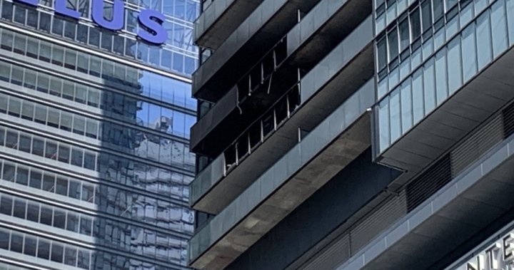 Пожар във висока сграда в центъра на Торонто причини затваряне
