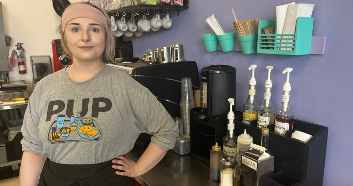 Собственикът на кафене в Монктон, който преодоля бездомността, се надява подкрепата на общността да спаси бизнеса