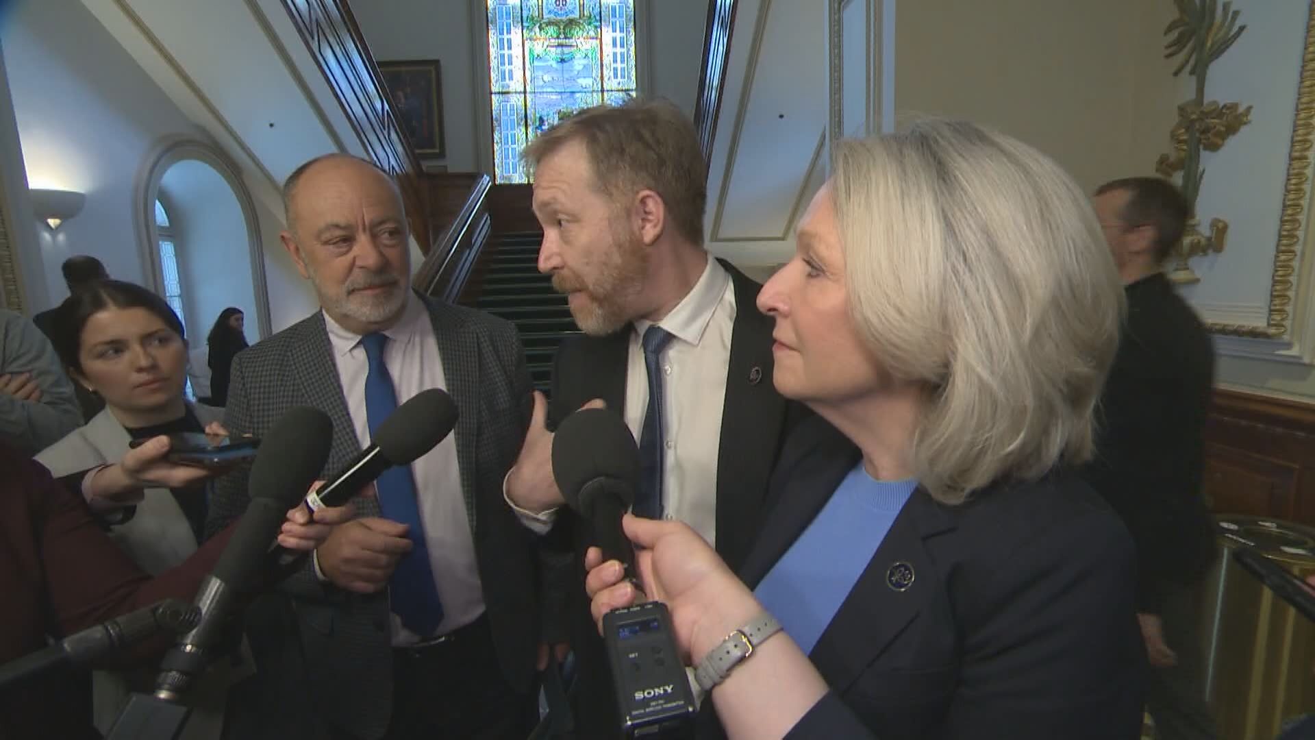 Правителството на Coalition Avenir Québec CAQ променя своя противоречив план