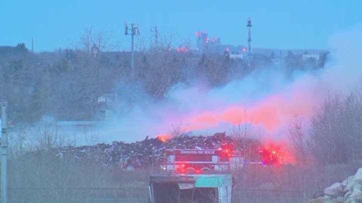 Голям пожар в трева накара спасителните служби на Едмънтън да