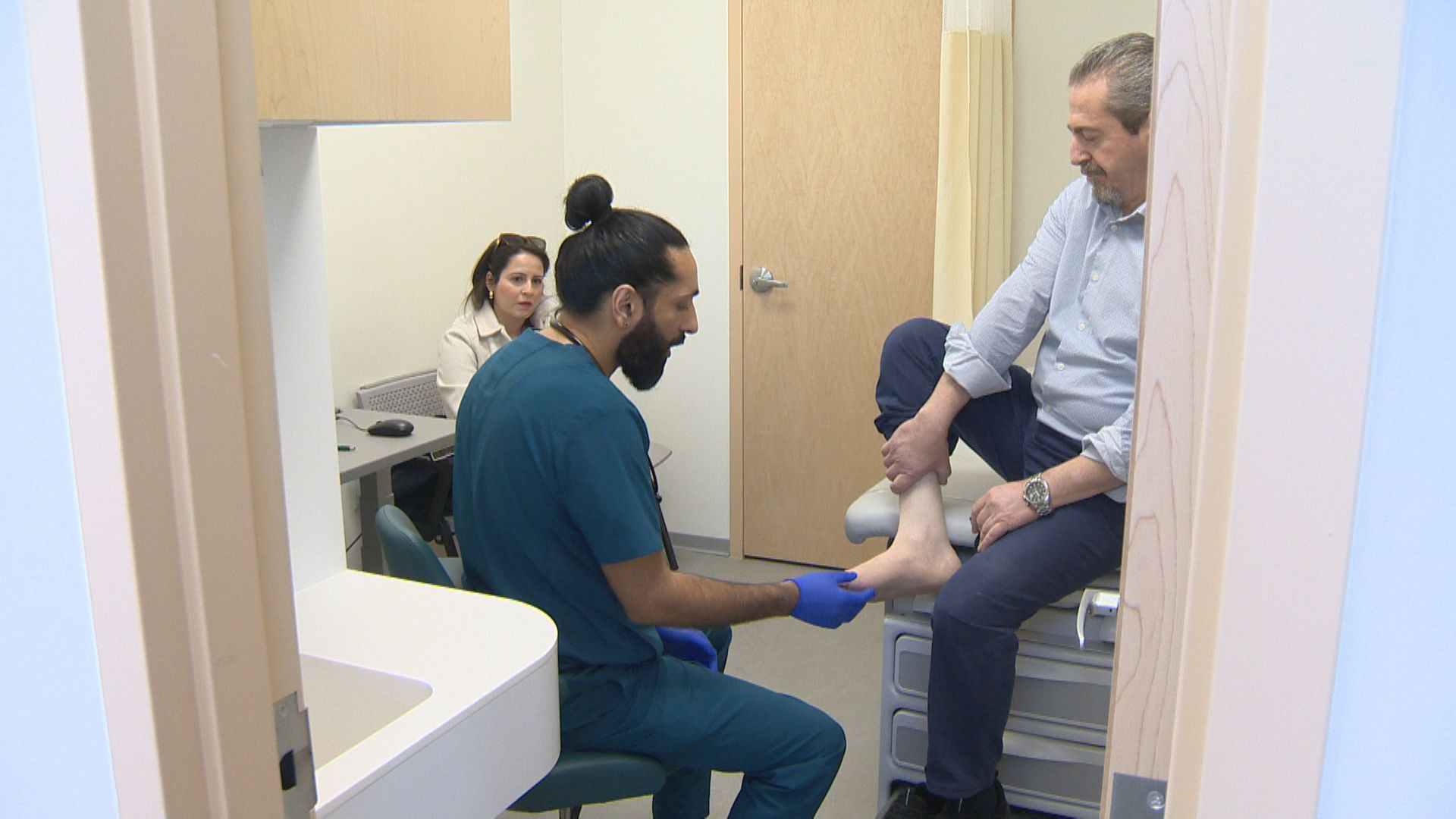 Сграда на ъгъла на Стюарт и Огилви в квартал Parc Extension