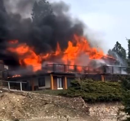 Дом в района на North Westside избухна в пламъци късно