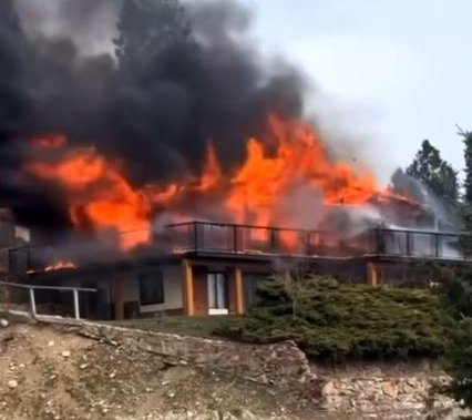 Дом в района на North Westside избухна в пламъци късно