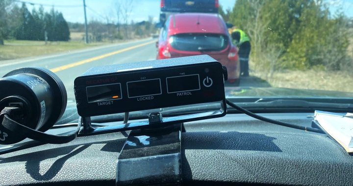 Млад шофьор от Онтарио, който бърза да пише изпит, арестуван за каскадьорско шофиране: OPP