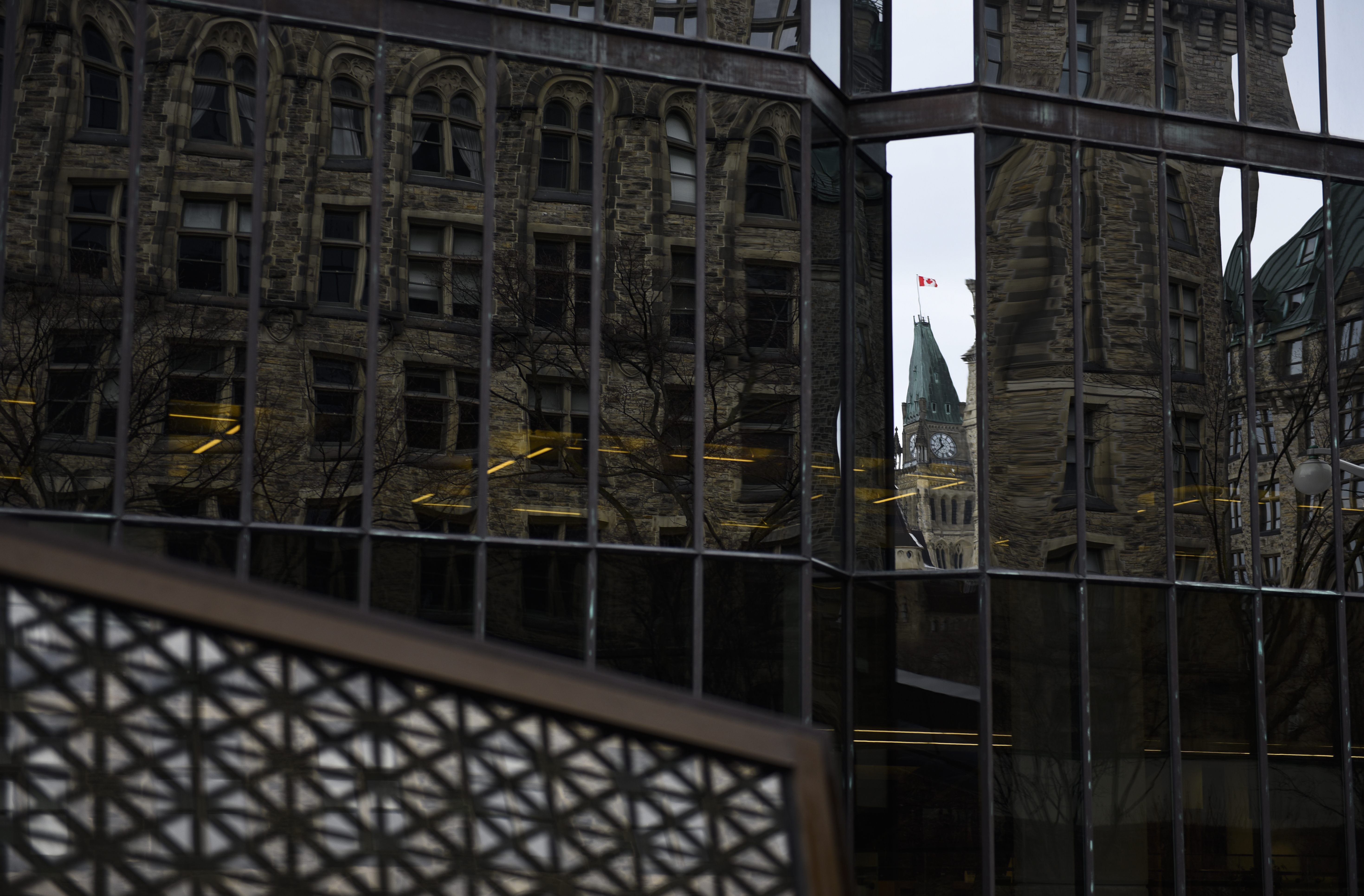 Бюрокрацията прави твърде трудно за канадските технологични компании да продават