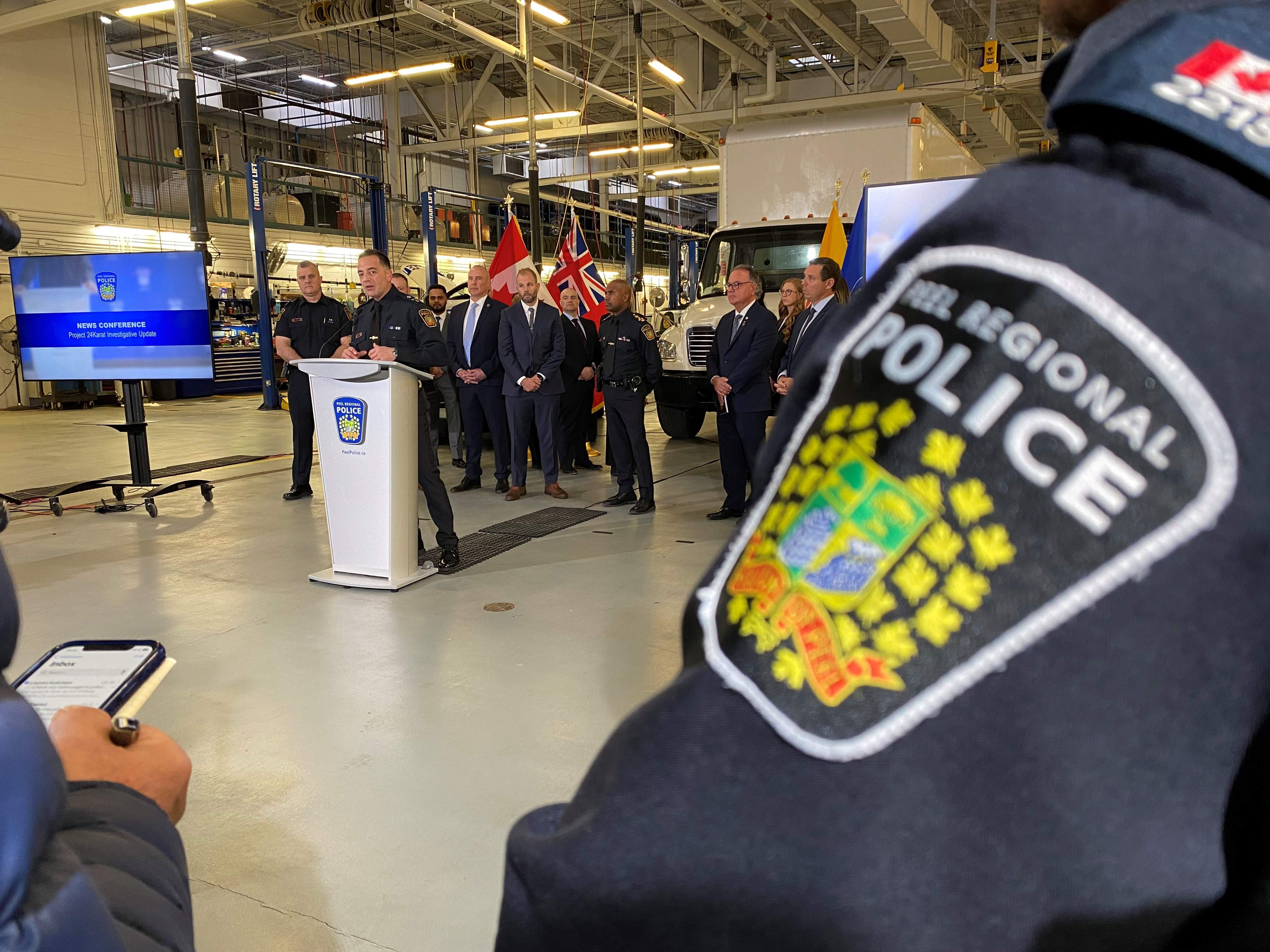 2 suspects remain wanted almost 3 years after Pearson gold heist