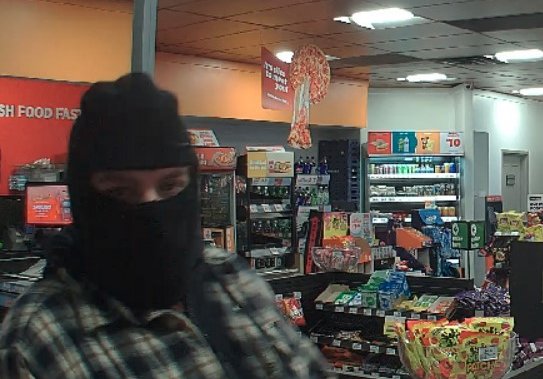 RCMP издирва мъж след въоръжен грабеж в магазин на главната