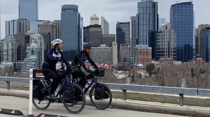 Двойка решителни велосипедисти дойдоха в Калгари като част от техния