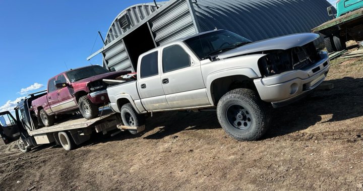 RCMP открива 12 откраднати камиона и други артикули от селски имот близо до Вулкан