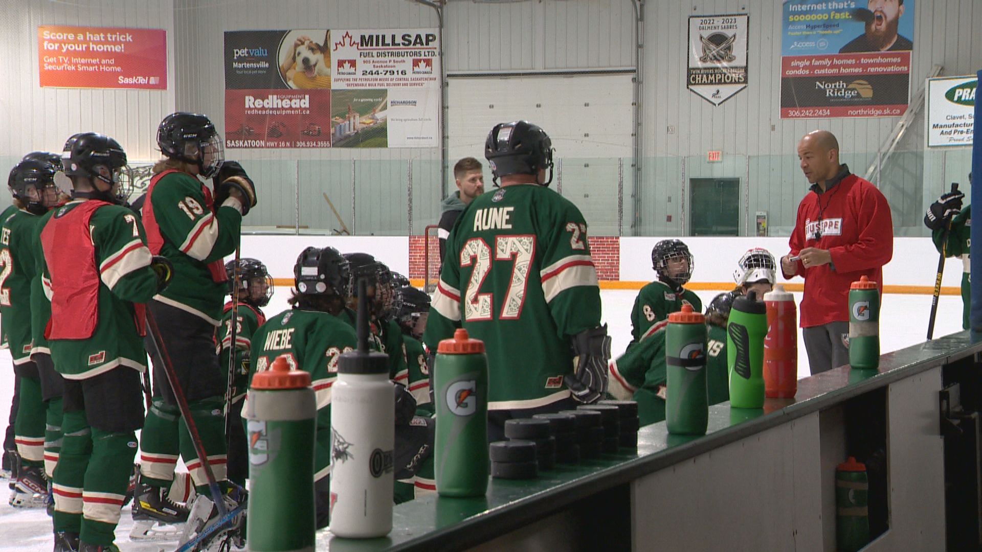 Dalmeny, Sask. hockey team recognized for community service by taking the ice with Jarome Iginla