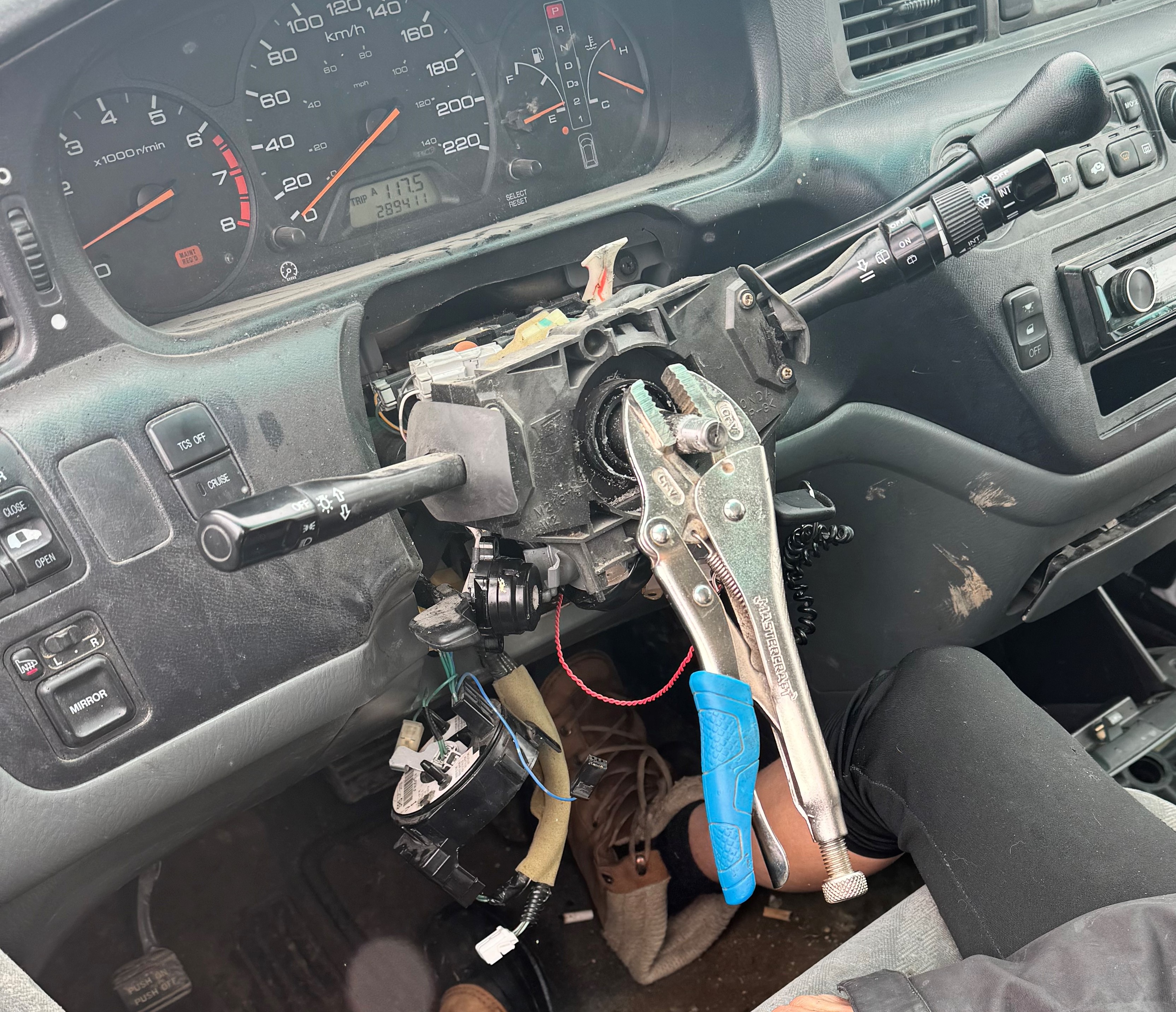 Шофьор без книжка управляващ кола без волан беше спрян от