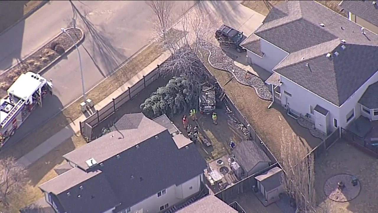 Превозно средство с трима души вътре се озовава на покрива