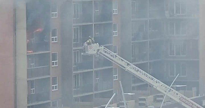 1 човек е откаран в болница, докато екипите на пожарната в Едмънтън се борят с пожара по авеню Джаспър