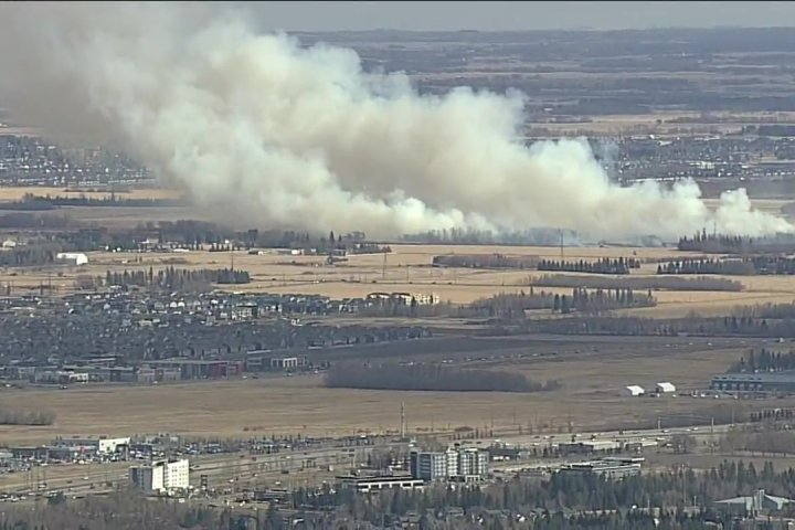 Crews battle large grass fire between southeast Edmonton and Beaumont