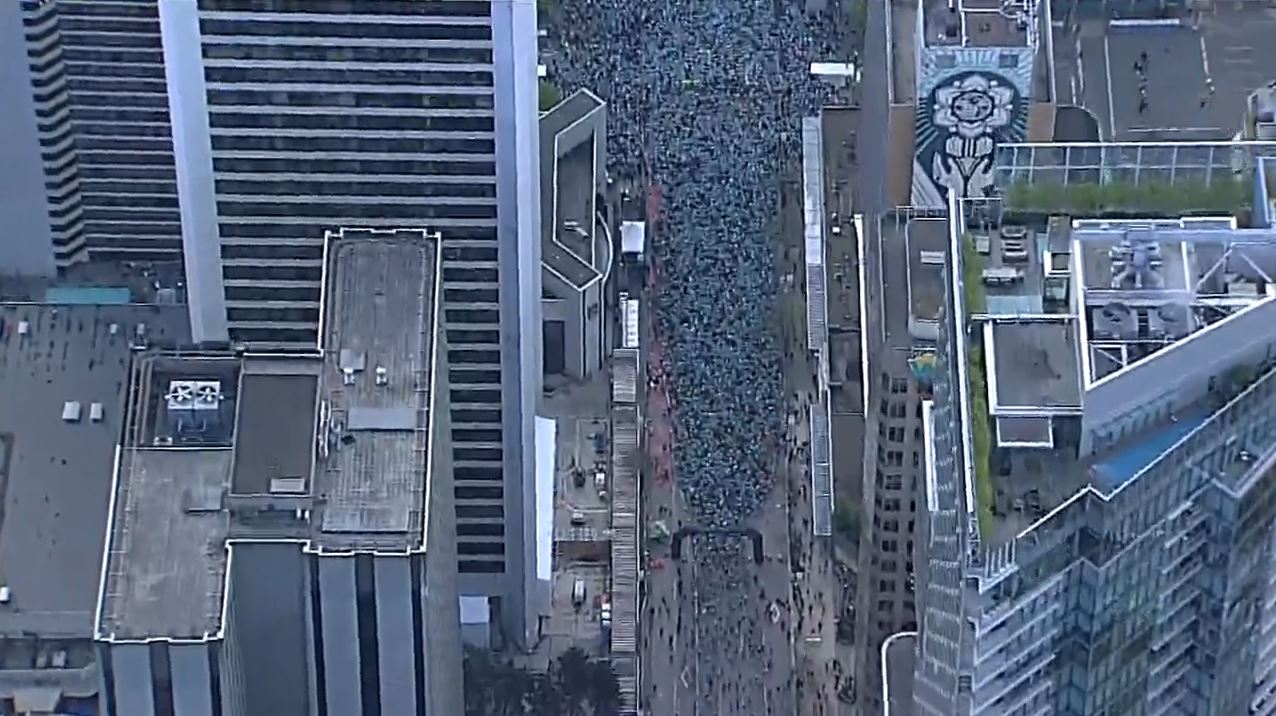 Хиляди бегачи се завързаха в неделя сутрин за 40 то годишно