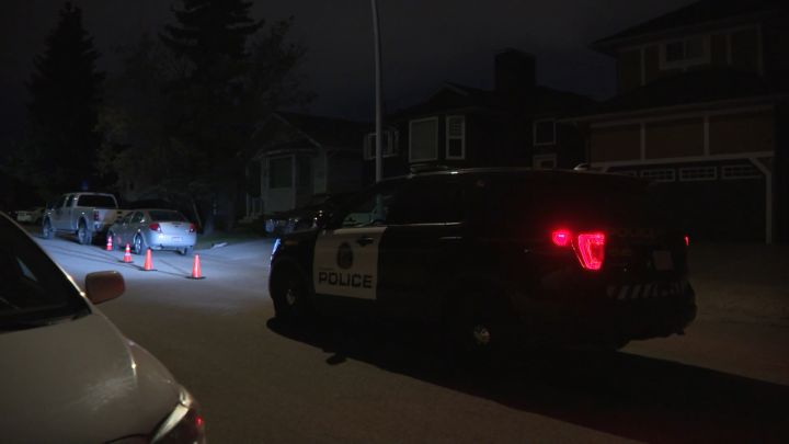 Дупки от куршуми можеха да се видят на прозореца на