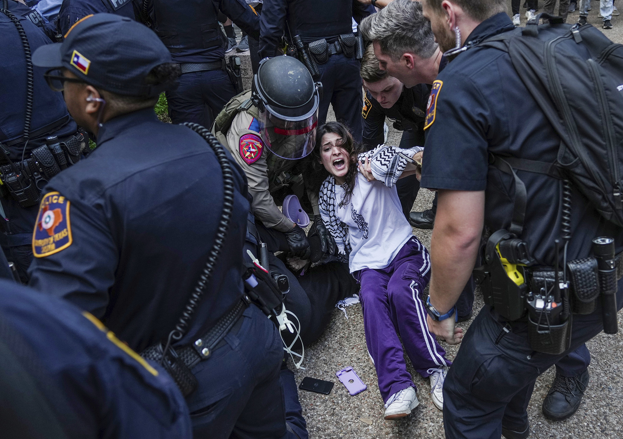 С наближаващите дипломи протестиращите студенти се удвоиха рано в четвъртък