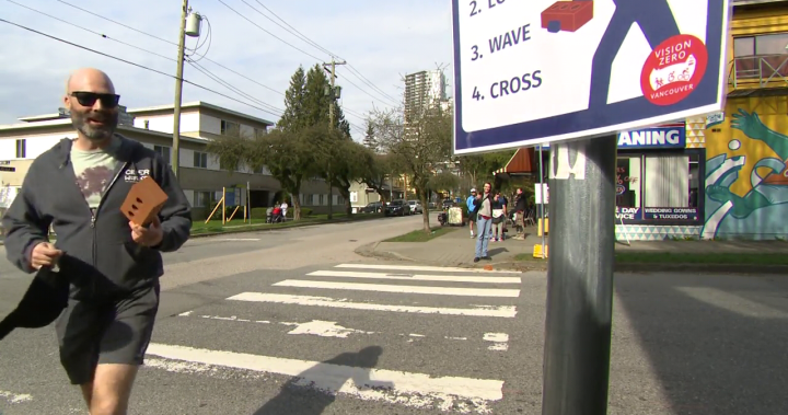 Защо жителят на Ванкувер носеше тухла, за да пресече пътя? Кампанията за безопасност не е шега