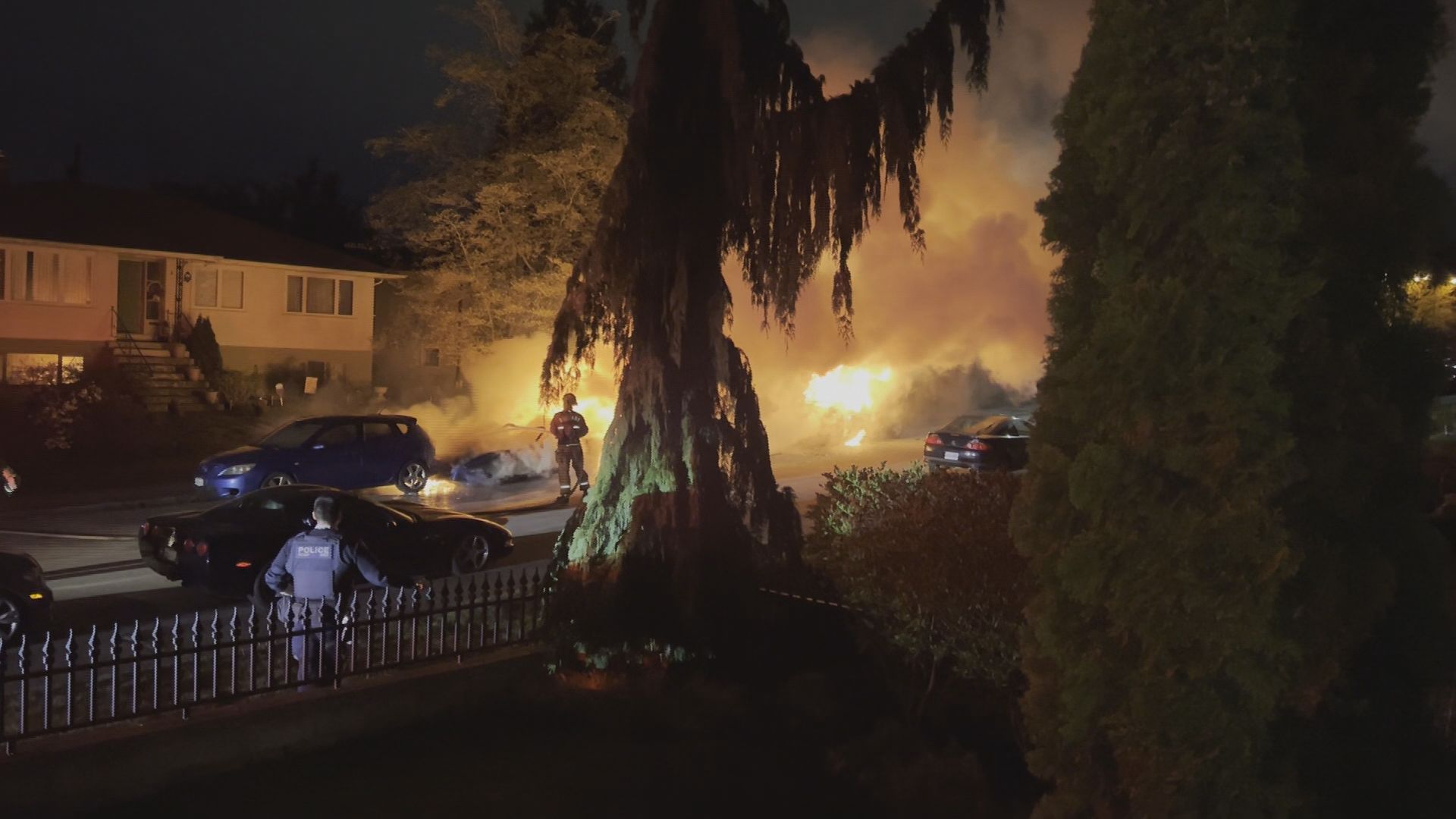 Полицията разследва причината за пожар който обхвана две превозни средства