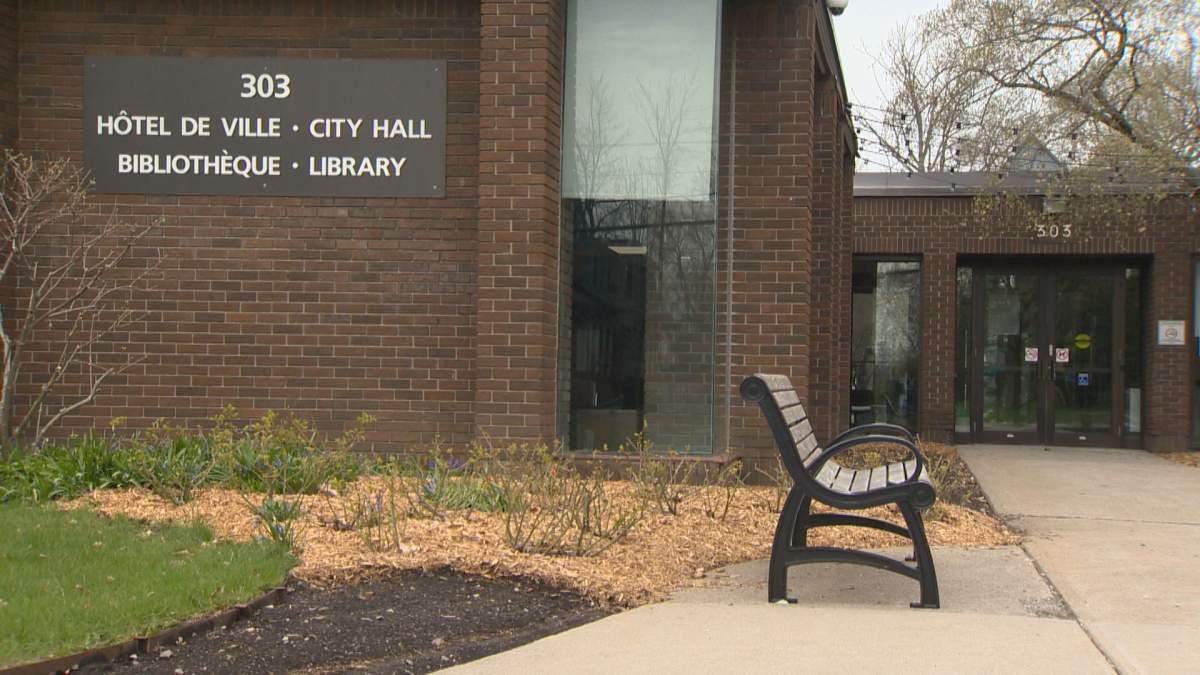 The Beaconsfield Public Library is over 50 years old and municipal authorities say it's outdated and too small, so they want to build a new one.

Monday, both the federal government and provincial governments announced a joint grant of $3.1 million, each ponying up about $1.5 million. (Global News).