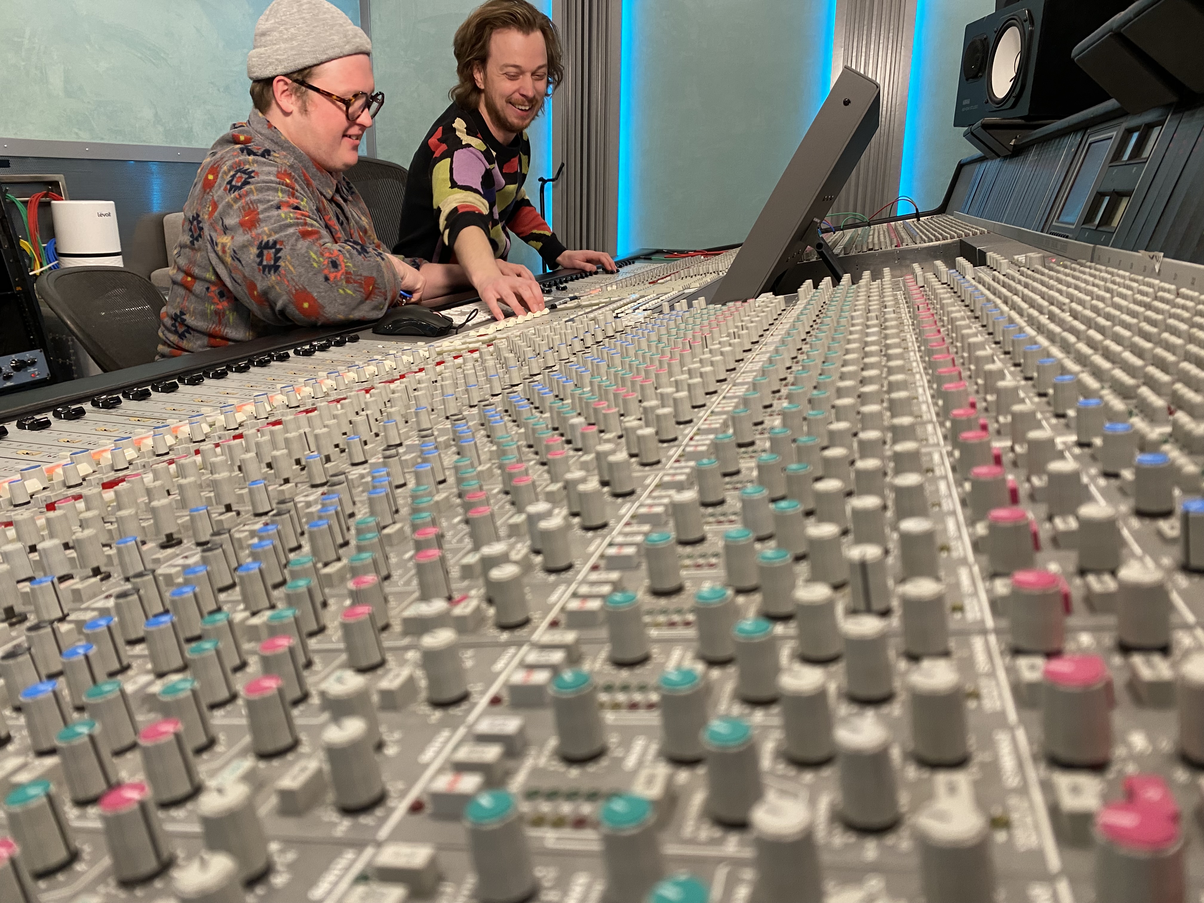 Това е ярък радостен звук отпреди десетилетие амбициозни млади артисти