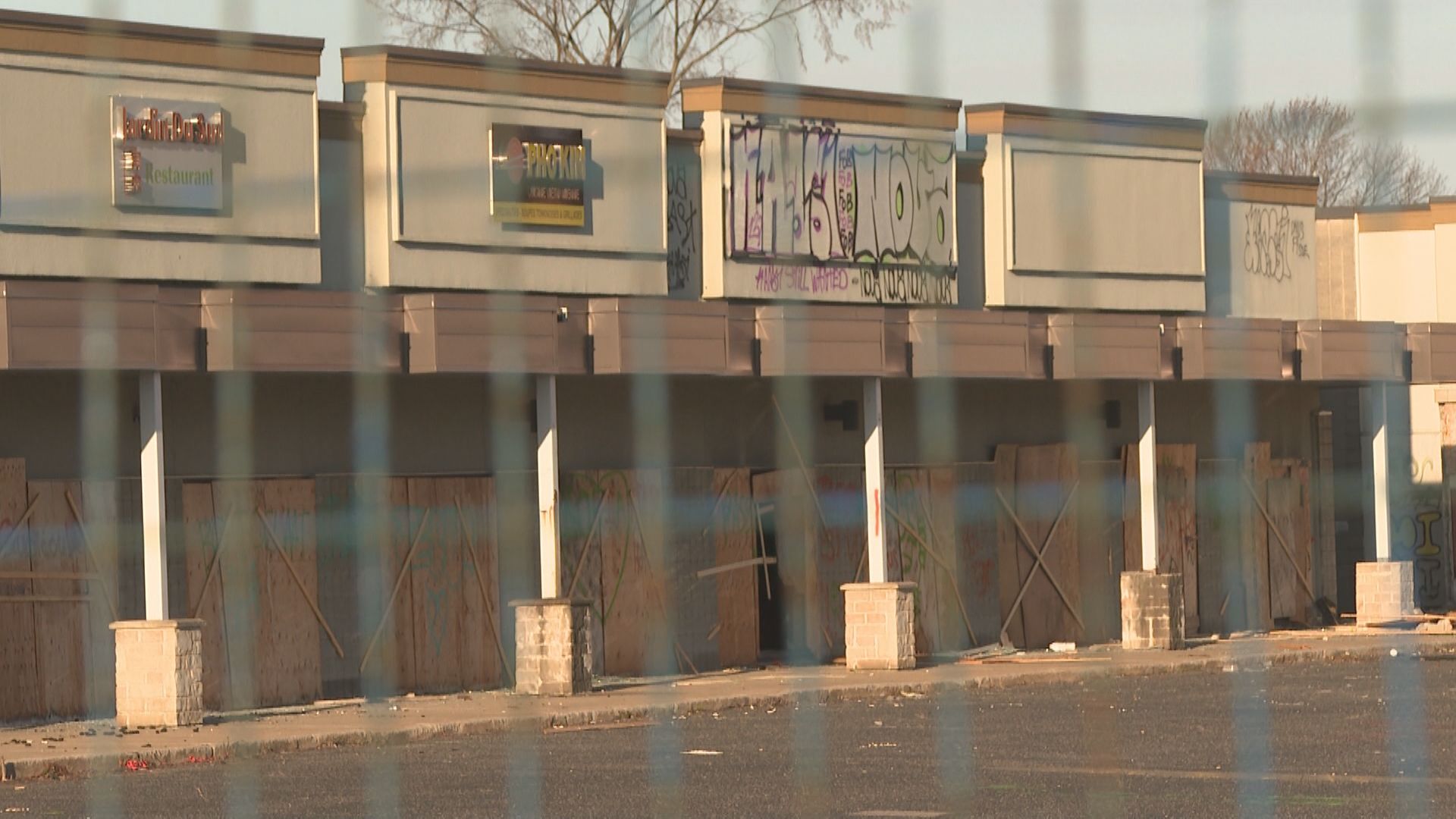 Бъдещето на две дългогодишни, привидно изоставени сгради по булевард Taschereau