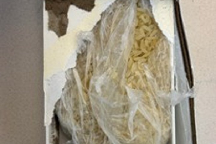 2 men arrested after selling fake iPhones in boxes full of rice or sand: Toronto police