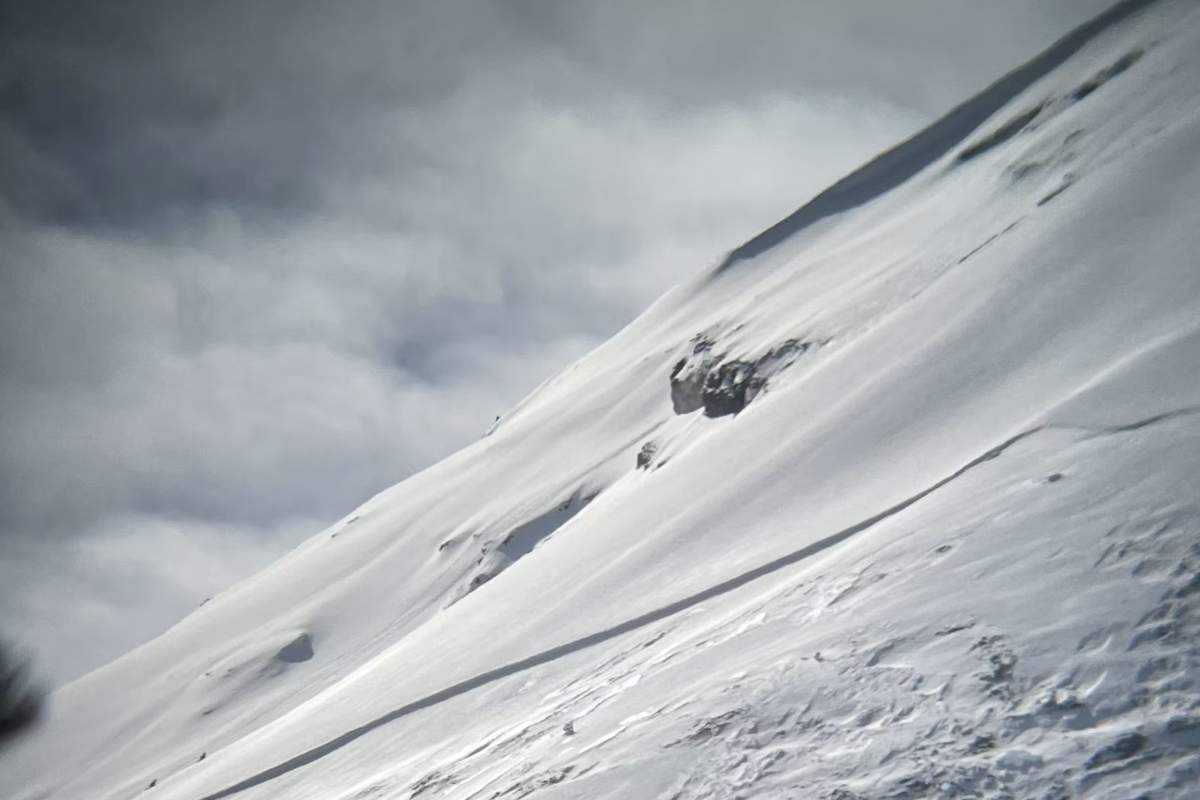 Close up view of the avalanche start zone and crown.