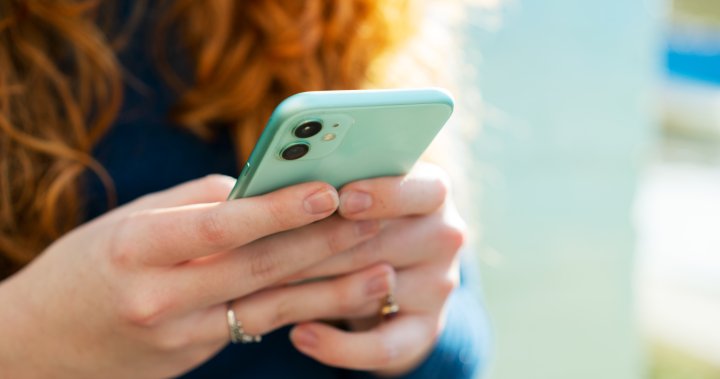 Падат ли сметките за мобилни телефони в Канада? Критиците поставят под въпрос твърденията на Отава 