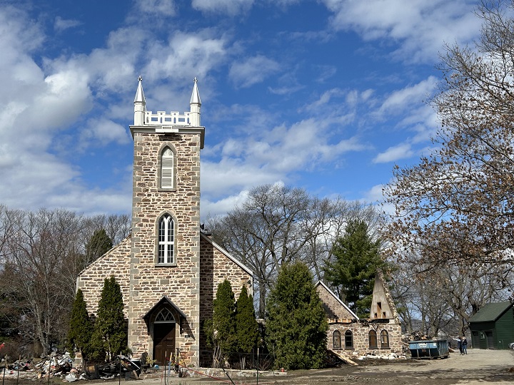 Пожар който разкъса историческа 182 годишна църква в град Хъдсън Куе