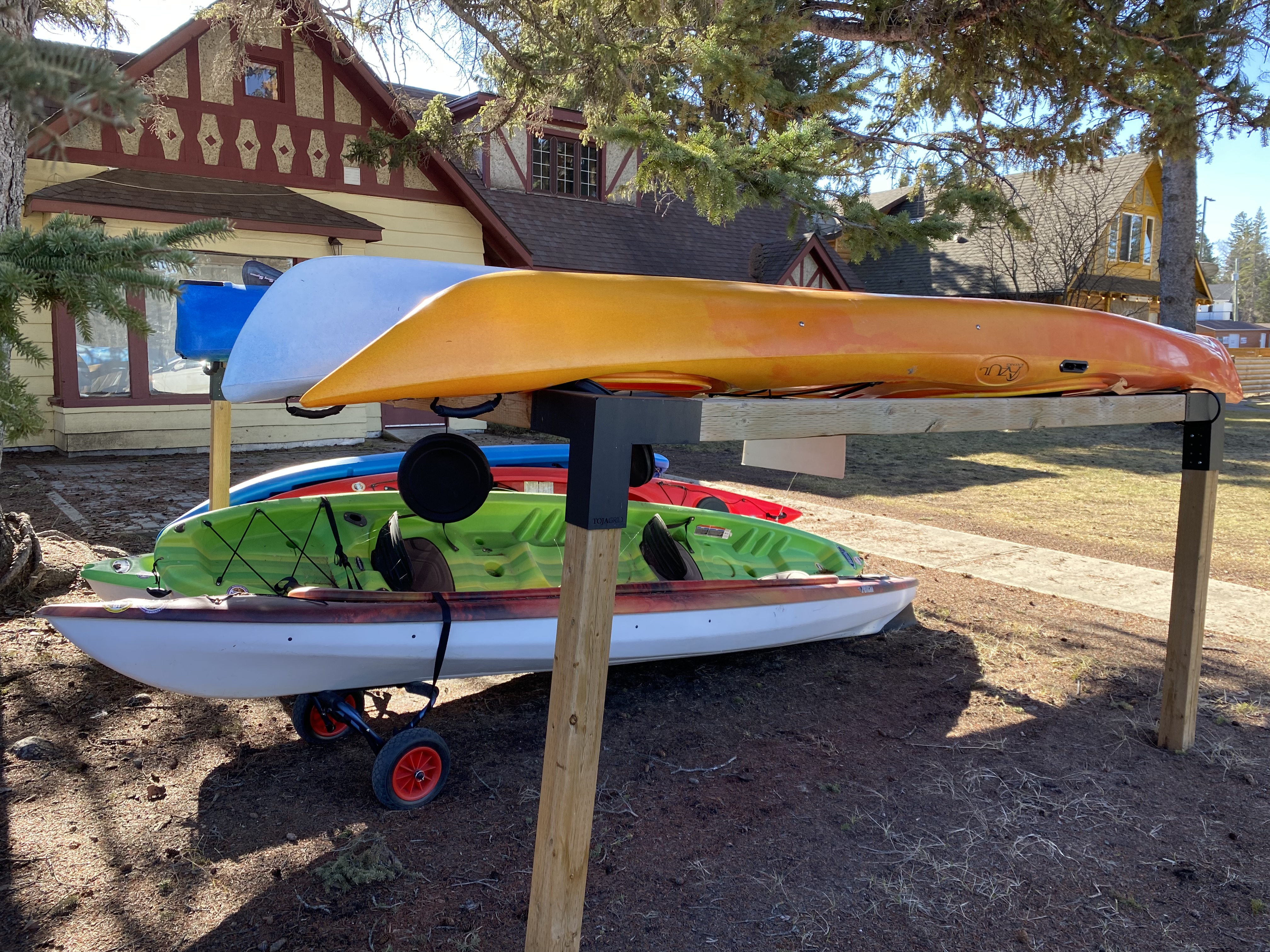 Тъй като ледът продължава да се топи през пролетта в