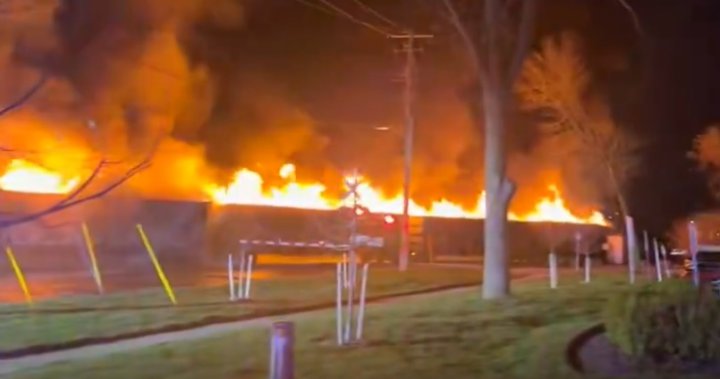 Влак на CPKC с пет мотриси изгоря в пламъци докато