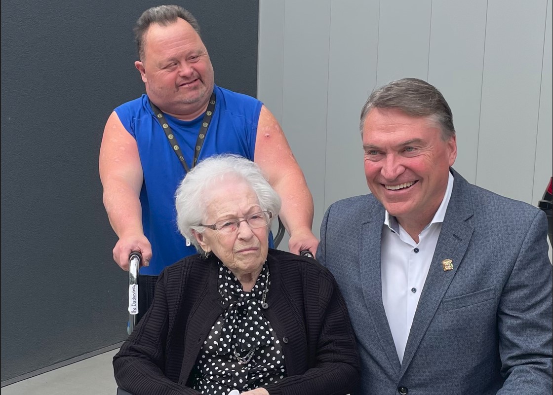 Цветя бяха оставени пред входните врати на Hadgraft Wilson Place