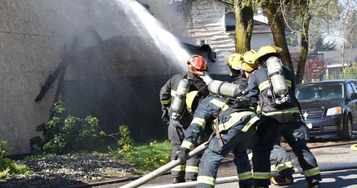 Трима души са откарани в болница след пожар в няколко