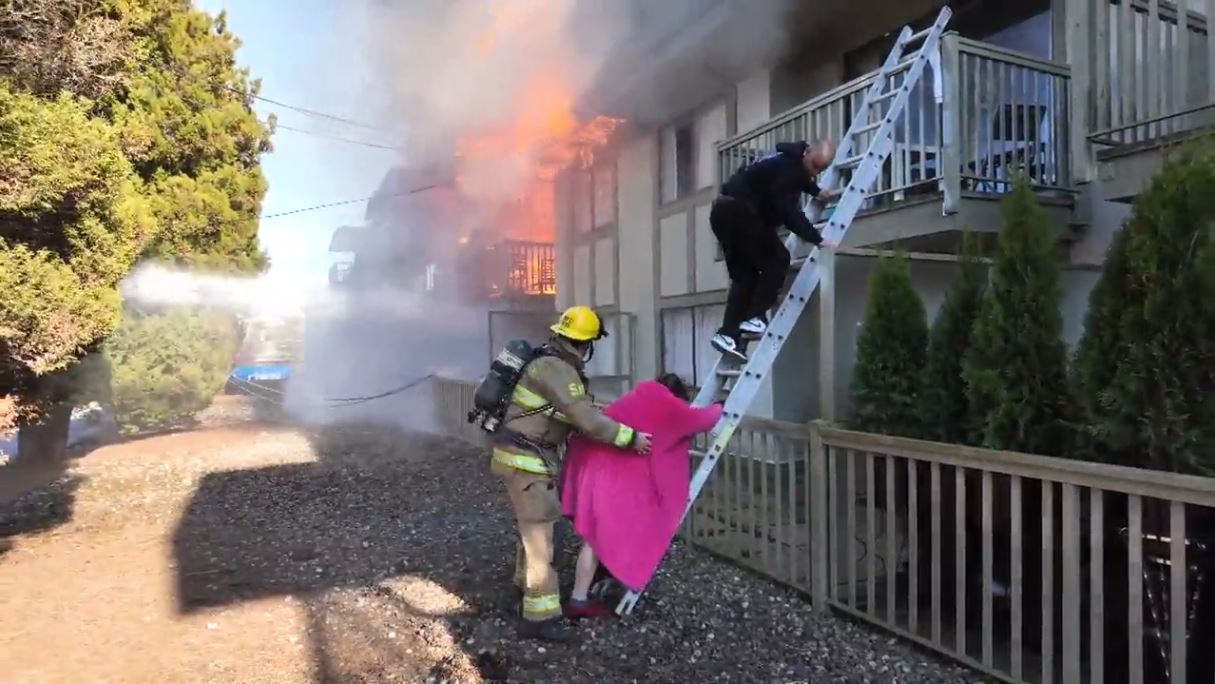 Забележително спасяване от горяща жилищна сграда в Бърнаби в събота