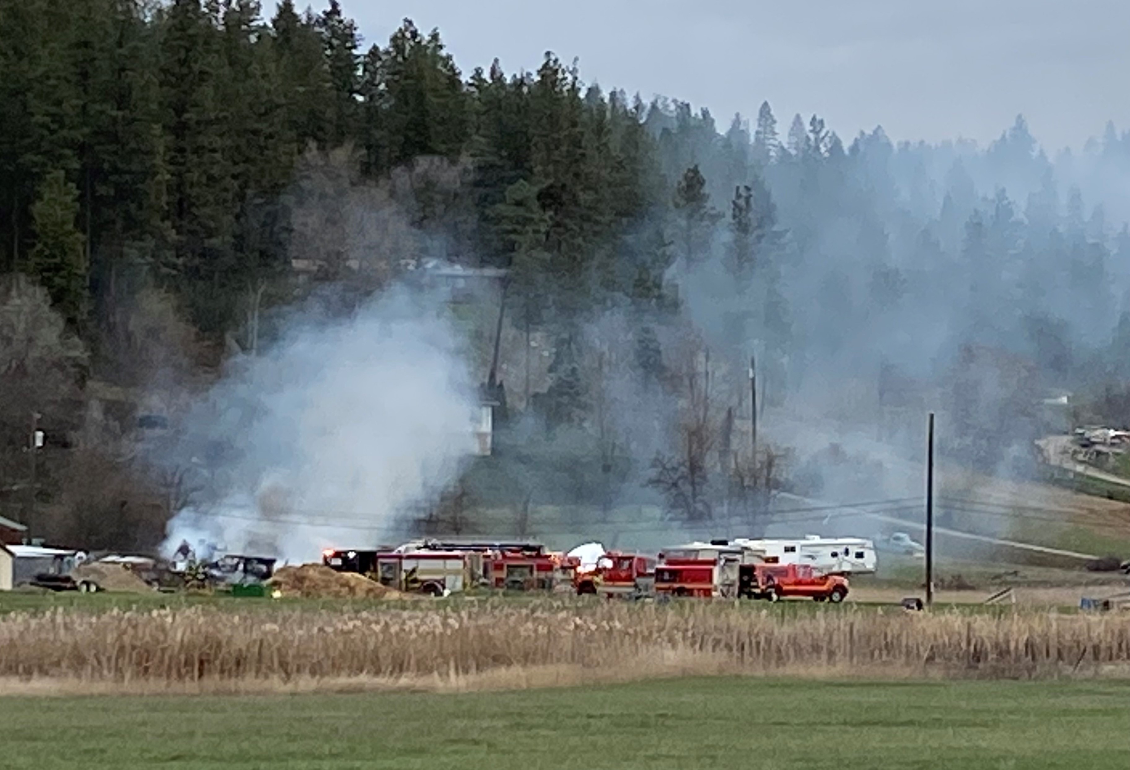 Пожар в ремарке за пътуване бързо се разпространи към повече