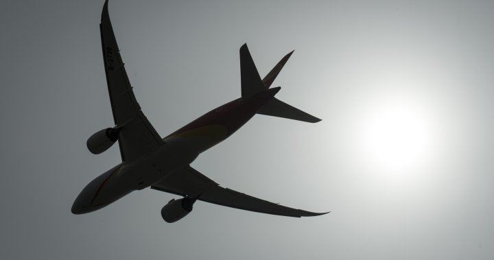 Безопасно ли е да летите по време на слънчево затъмнение? Как се подготвят авиокомпаниите